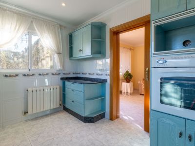 Villa de estilo mediterráneo en venta en Jalón con piscina privada y potencial de inversión