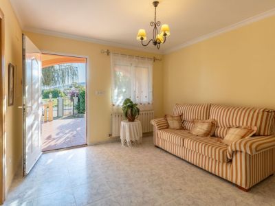 Villa de estilo mediterráneo en venta en Jalón con piscina privada y potencial de inversión