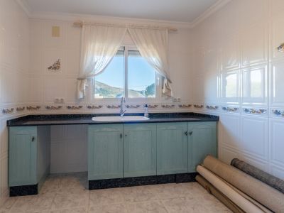 Villa de estilo mediterráneo en venta en Jalón con piscina privada y potencial de inversión