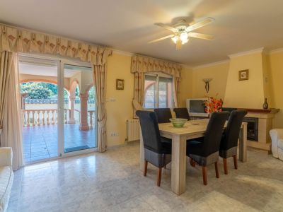 Villa de estilo mediterráneo en venta en Jalón con piscina privada y potencial de inversión