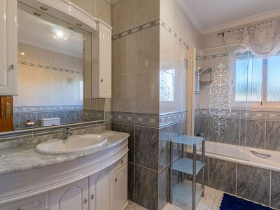 Villa de estilo mediterráneo en venta en Jalón con piscina privada y potencial de inversión
