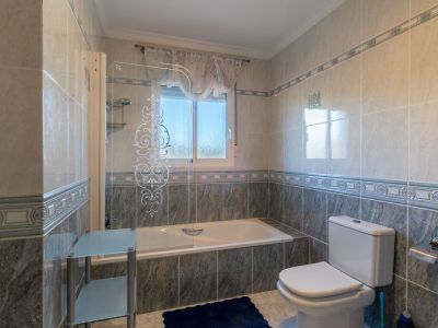 Villa de estilo mediterráneo en venta en Jalón con piscina privada y potencial de inversión