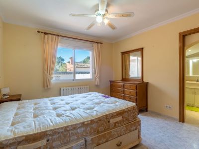 Villa de estilo mediterráneo en venta en Jalón con piscina privada y potencial de inversión