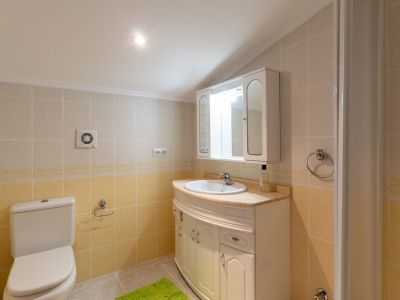 Villa de estilo mediterráneo en venta en Jalón con piscina privada y potencial de inversión