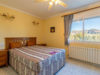 Villa de estilo mediterráneo en venta en Jalón con piscina privada y potencial de inversión