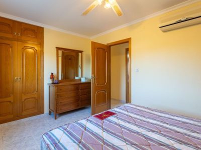 Villa de estilo mediterráneo en venta en Jalón con piscina privada y potencial de inversión