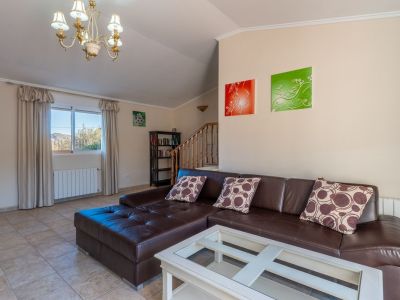 Villa de estilo mediterráneo en venta en Jalón con piscina privada y potencial de inversión