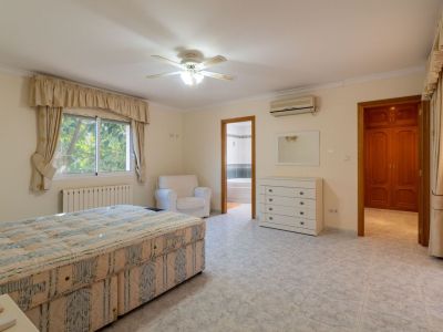 Villa de estilo mediterráneo en venta en Jalón con piscina privada y potencial de inversión
