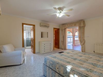 Villa de estilo mediterráneo en venta en Jalón con piscina privada y potencial de inversión