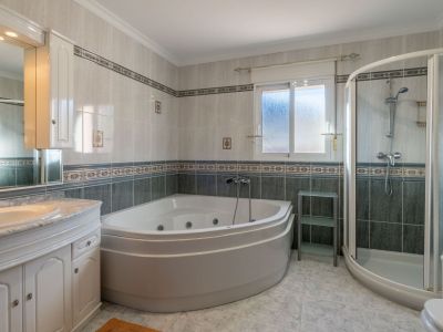 Villa de estilo mediterráneo en venta en Jalón con piscina privada y potencial de inversión