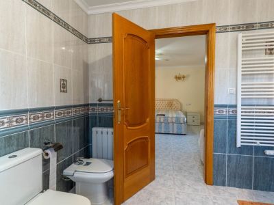 Villa de estilo mediterráneo en venta en Jalón con piscina privada y potencial de inversión