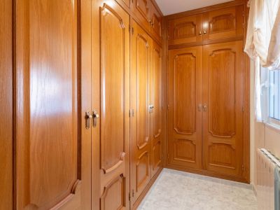 Villa de estilo mediterráneo en venta en Jalón con piscina privada y potencial de inversión