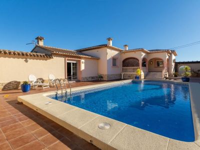 Villa de estilo mediterráneo en venta en Jalón con piscina privada y potencial de inversión