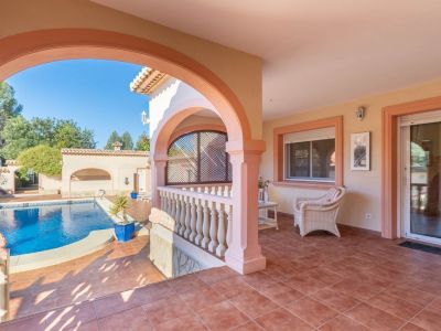 Villa de estilo mediterráneo en venta en Jalón con piscina privada y potencial de inversión