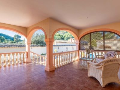 Villa de estilo mediterráneo en venta en Jalón con piscina privada y potencial de inversión