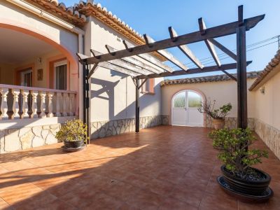 Villa de estilo mediterráneo en venta en Jalón con piscina privada y potencial de inversión
