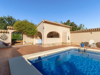 Villa de estilo mediterráneo en venta en Jalón con piscina privada y potencial de inversión