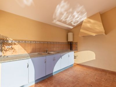 Villa de estilo mediterráneo en venta en Jalón con piscina privada y potencial de inversión