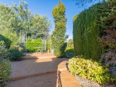 Villa de estilo mediterráneo en venta en Jalón con piscina privada y potencial de inversión
