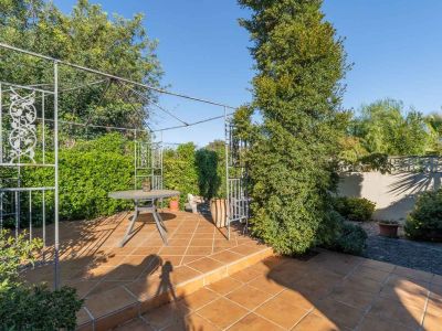 Villa de estilo mediterráneo en venta en Jalón con piscina privada y potencial de inversión