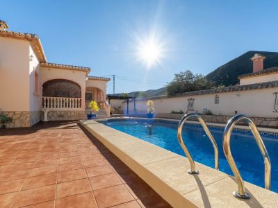 Villa de estilo mediterráneo en venta en Jalón con piscina privada y potencial de inversión