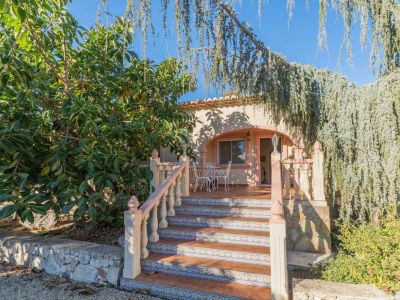 Villa de estilo mediterráneo en venta en Jalón con piscina privada y potencial de inversión