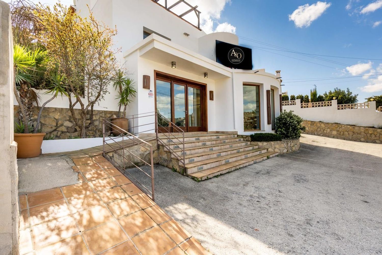 Oportunidad única: vivienda y local comercial en venta en Benissa con amplio parking