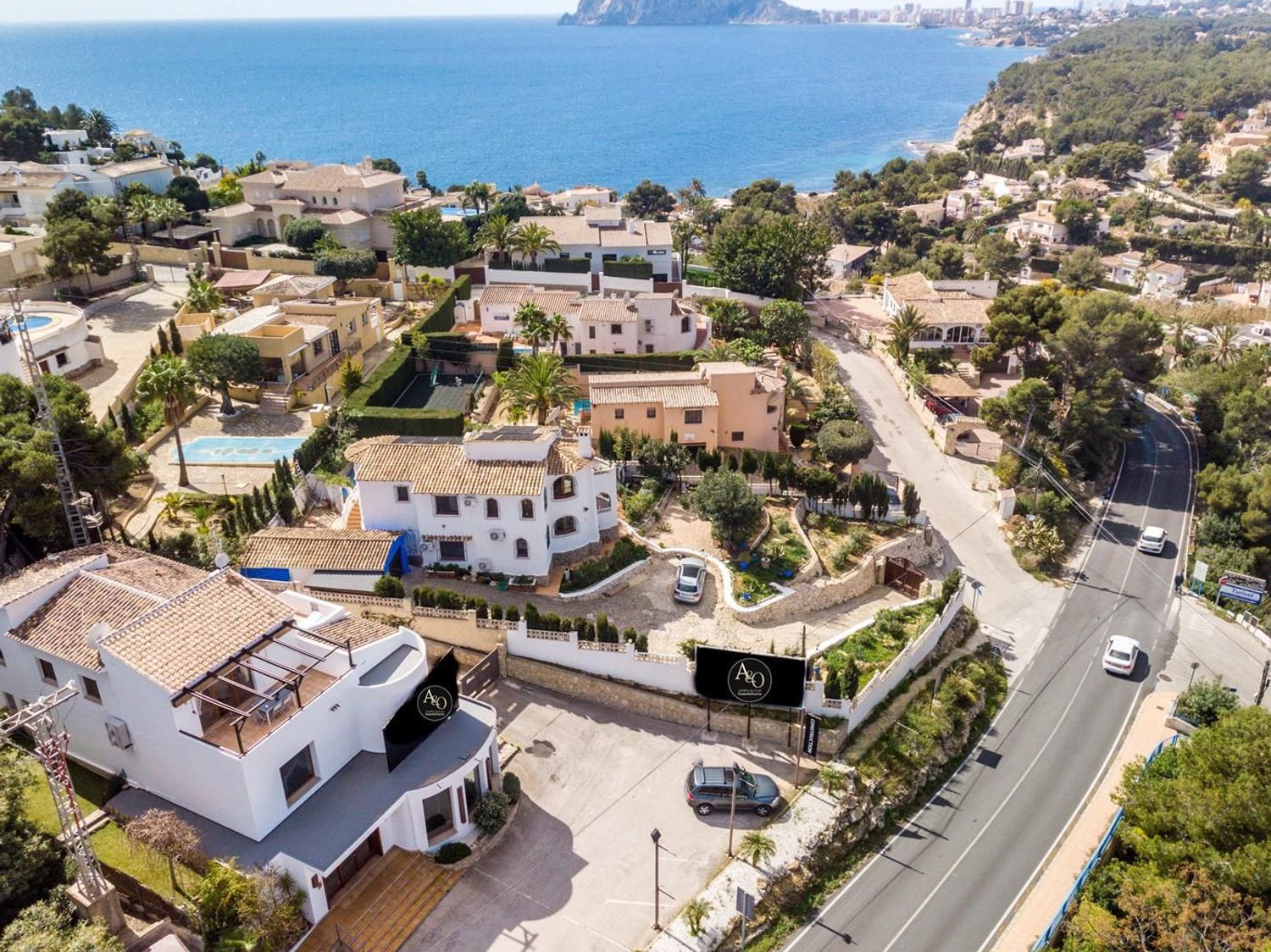 Oportunidad única: vivienda y local comercial en venta en Benissa con amplio parking