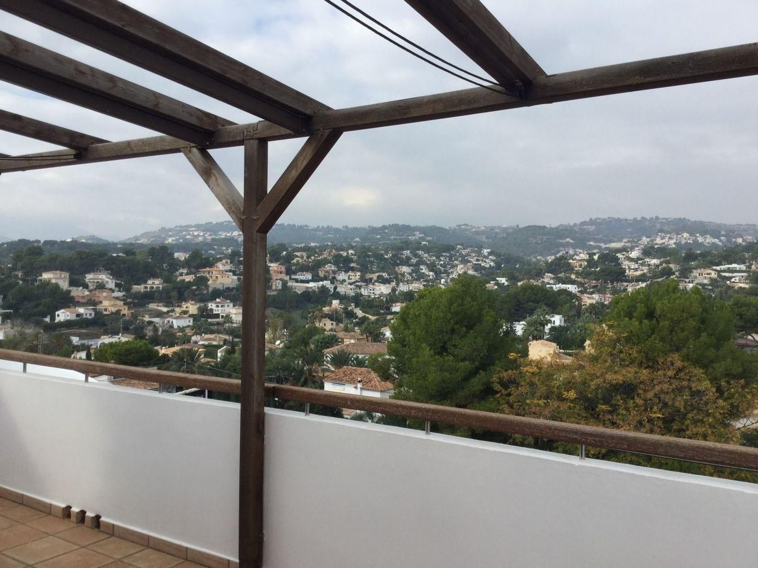 Oportunidad única: vivienda y local comercial en venta en Benissa con amplio parking