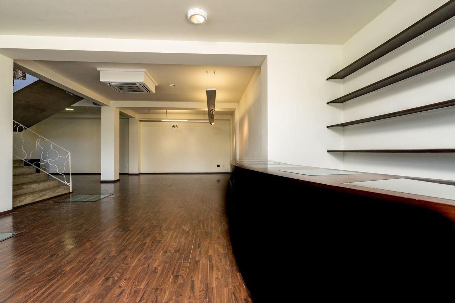 Oportunidad única: vivienda y local comercial en venta en Benissa con amplio parking