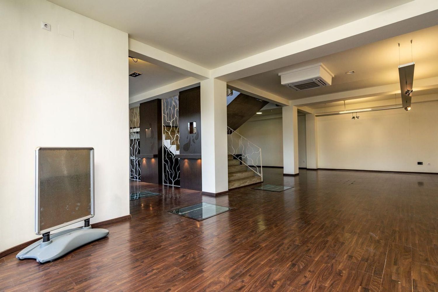 Oportunidad única: vivienda y local comercial en venta en Benissa con amplio parking