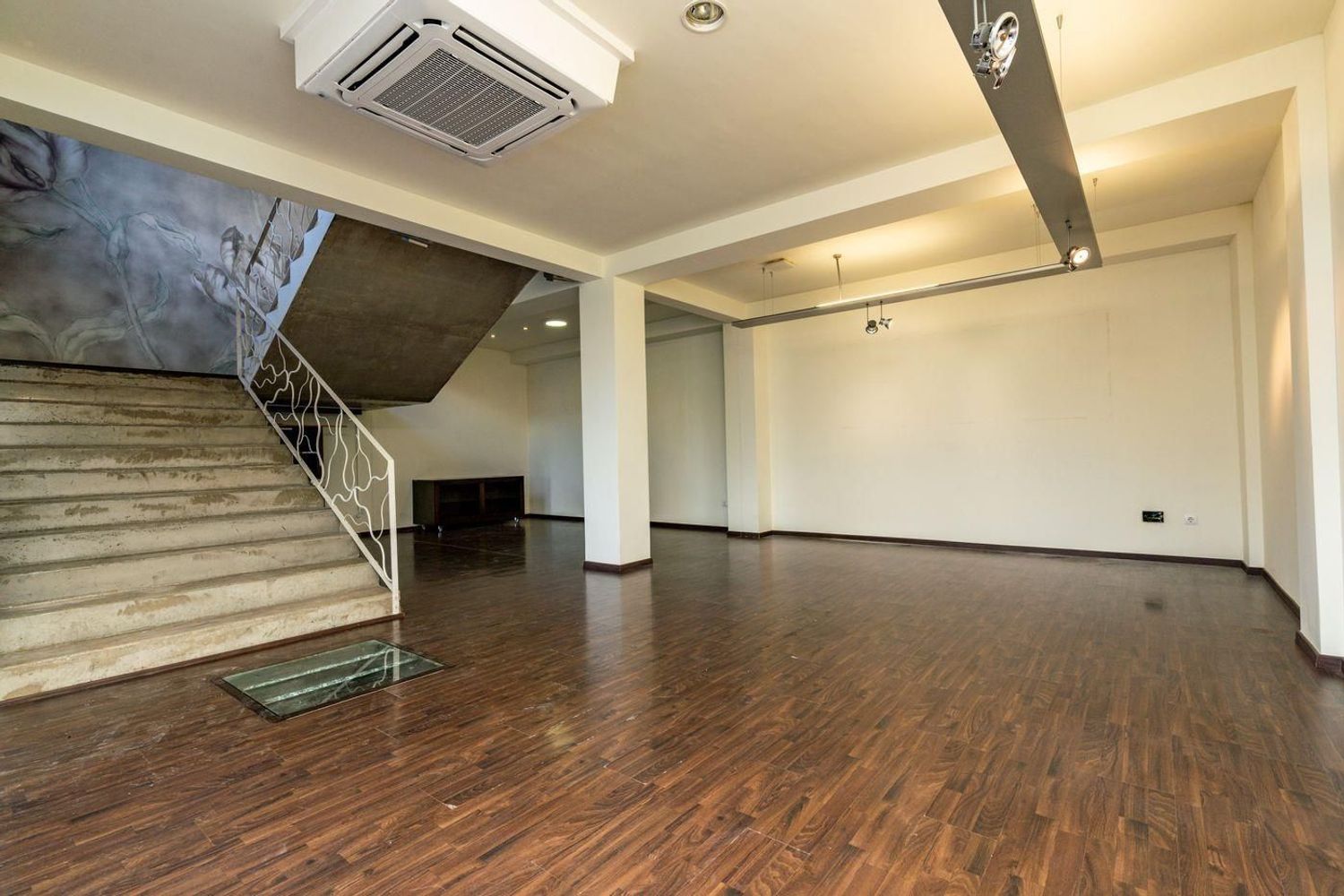 Oportunidad única: vivienda y local comercial en venta en Benissa con amplio parking