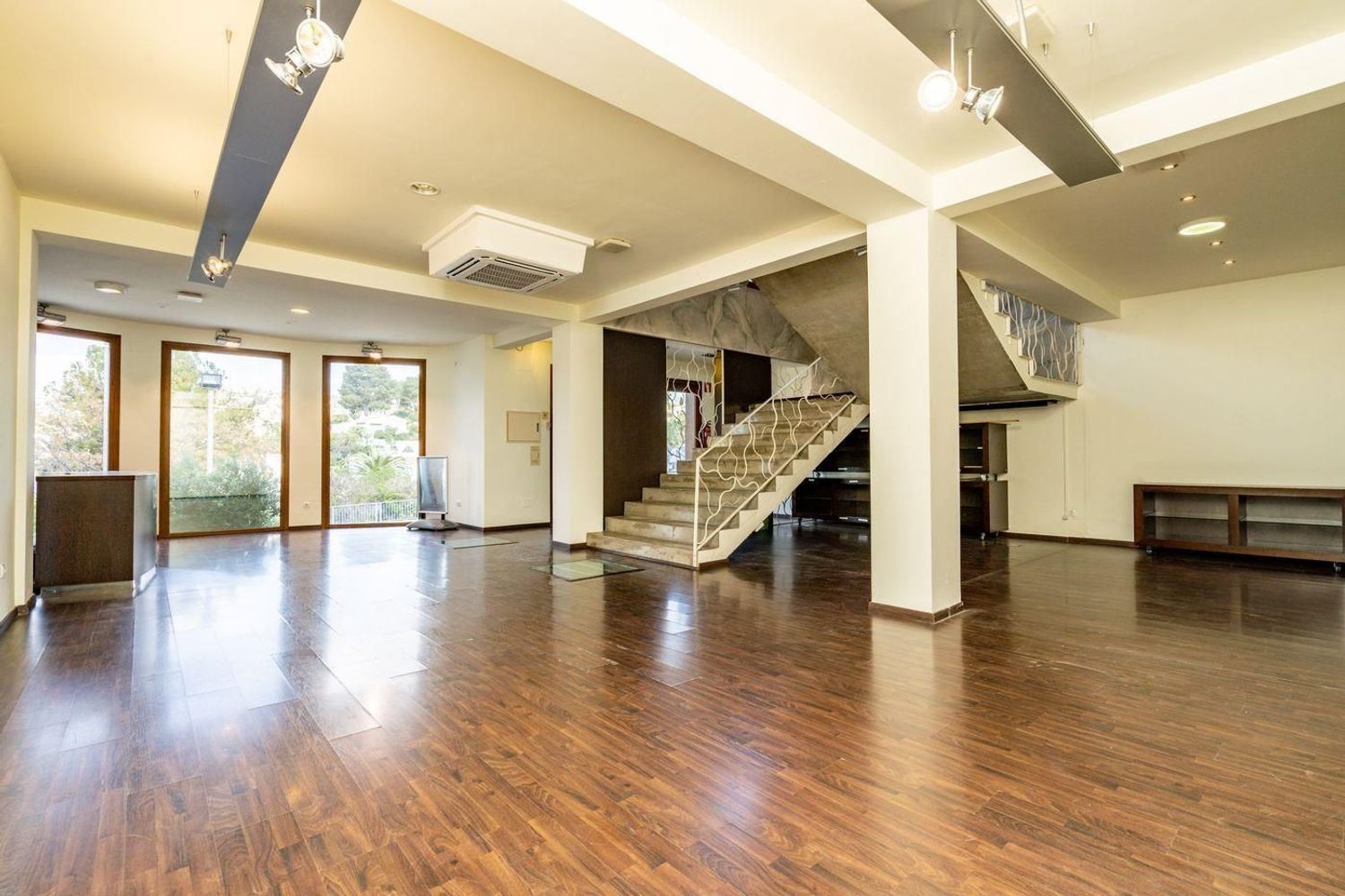 Oportunidad única: vivienda y local comercial en venta en Benissa con amplio parking