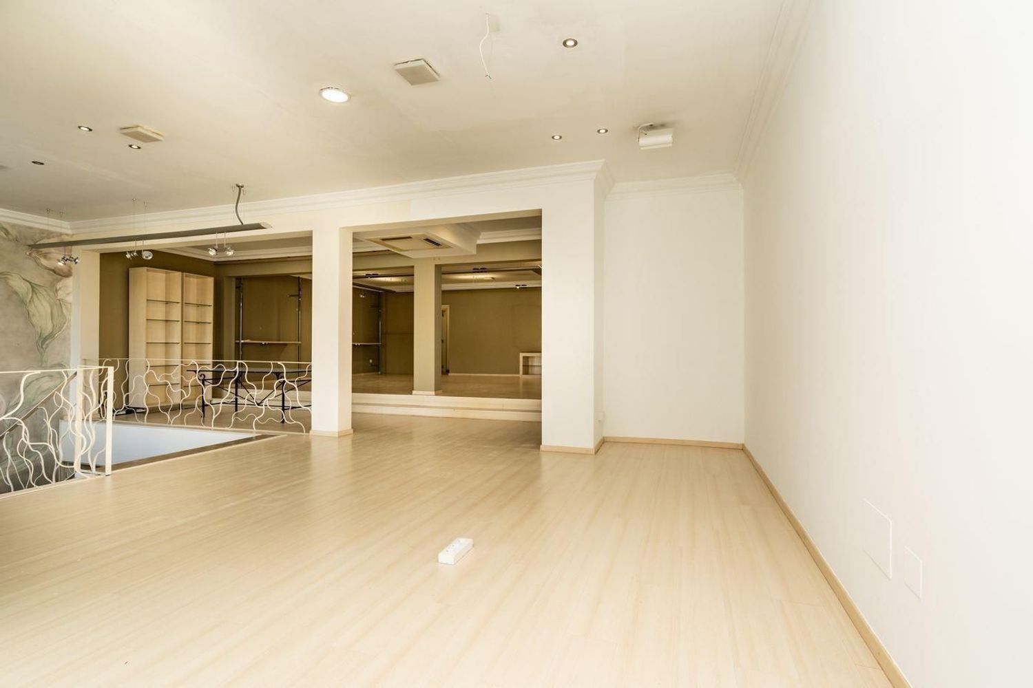 Oportunidad única: vivienda y local comercial en venta en Benissa con amplio parking