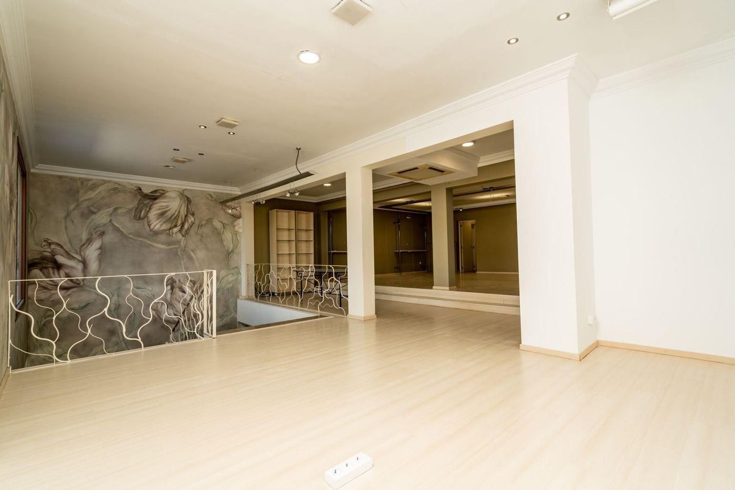 Oportunidad única: vivienda y local comercial en venta en Benissa con amplio parking