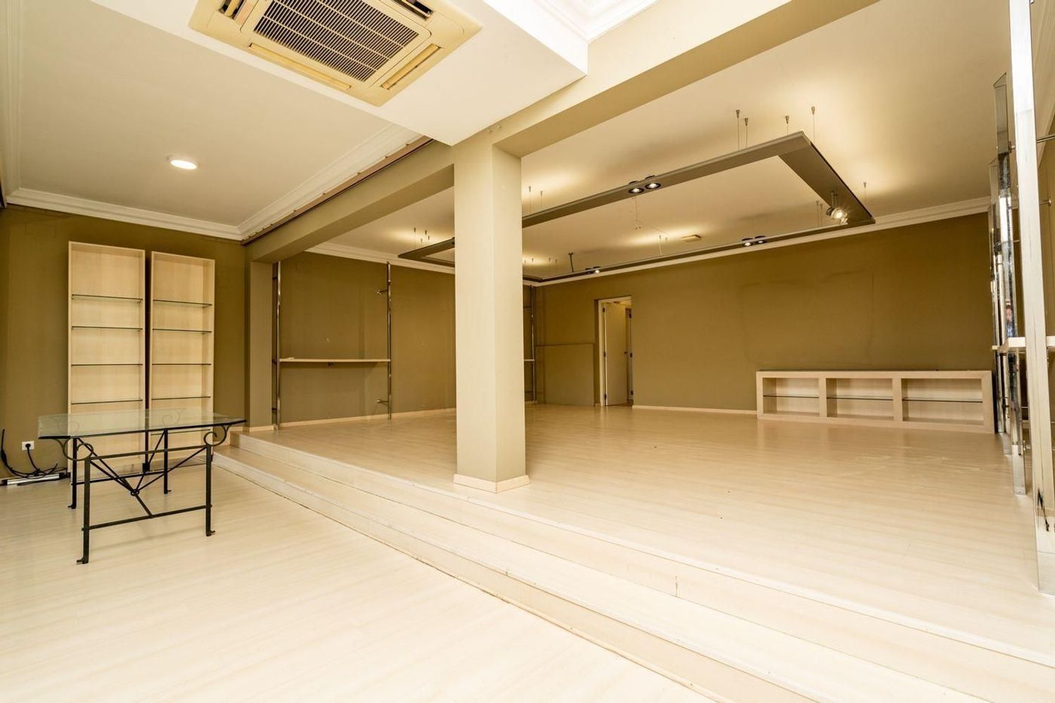 Oportunidad única: vivienda y local comercial en venta en Benissa con amplio parking