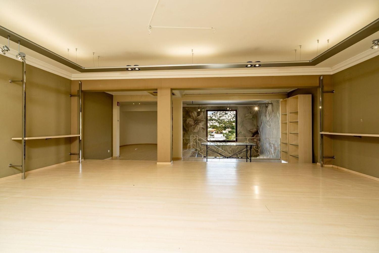 Oportunidad única: vivienda y local comercial en venta en Benissa con amplio parking