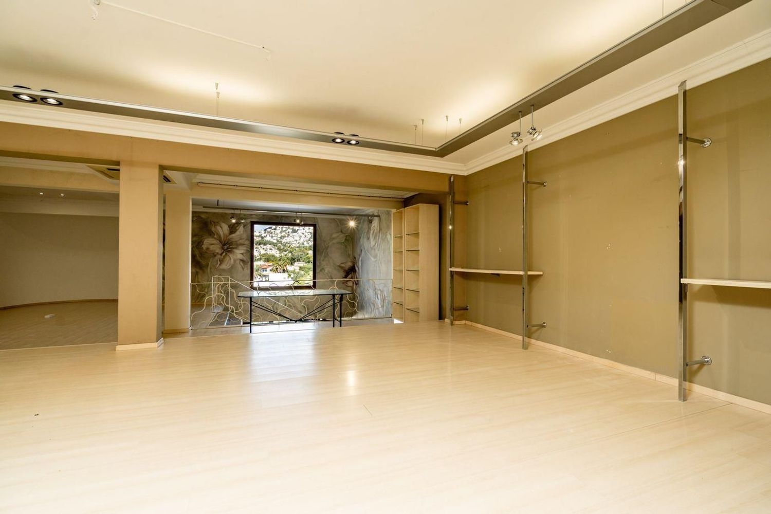 Oportunidad única: vivienda y local comercial en venta en Benissa con amplio parking