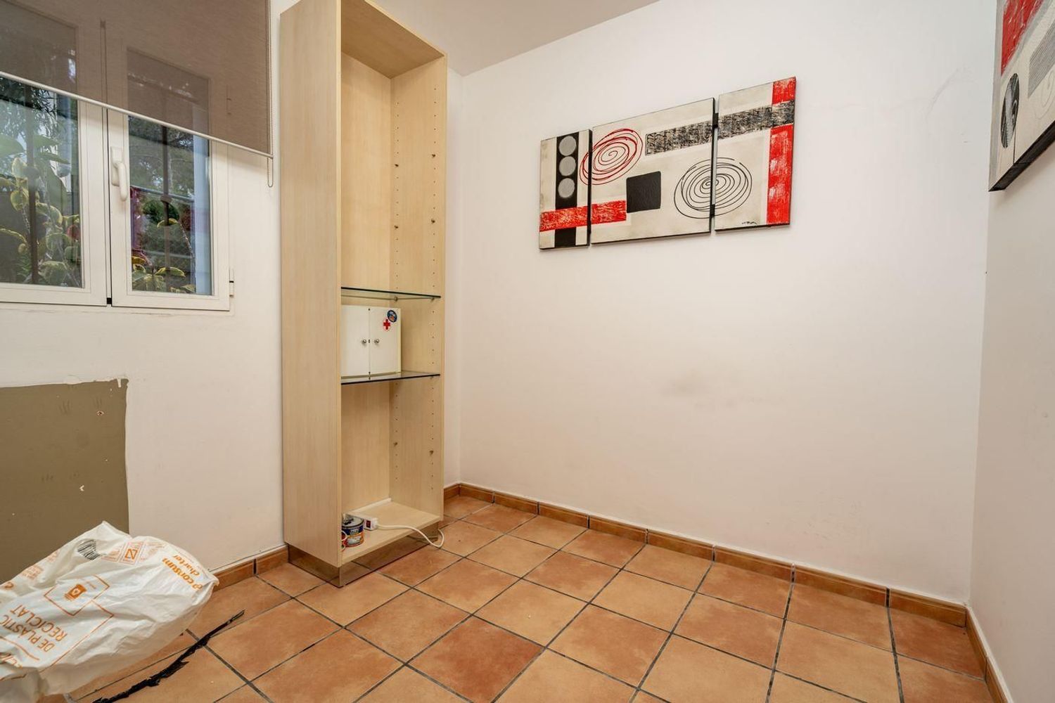Oportunidad única: vivienda y local comercial en venta en Benissa con amplio parking