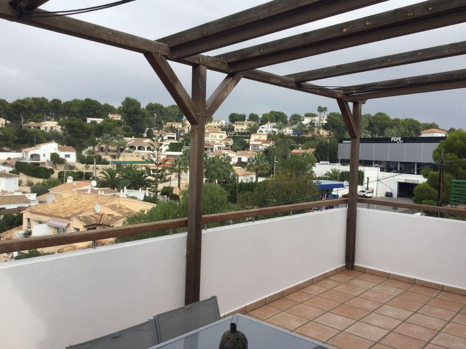 Oportunidad única: vivienda y local comercial en venta en Benissa con amplio parking