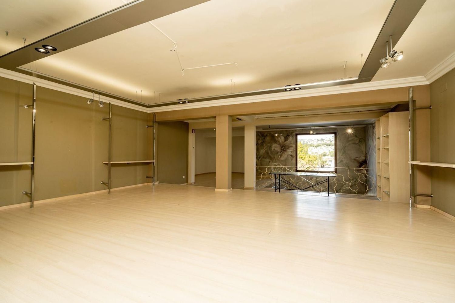 Oportunidad única: vivienda y local comercial en venta en Benissa con amplio parking