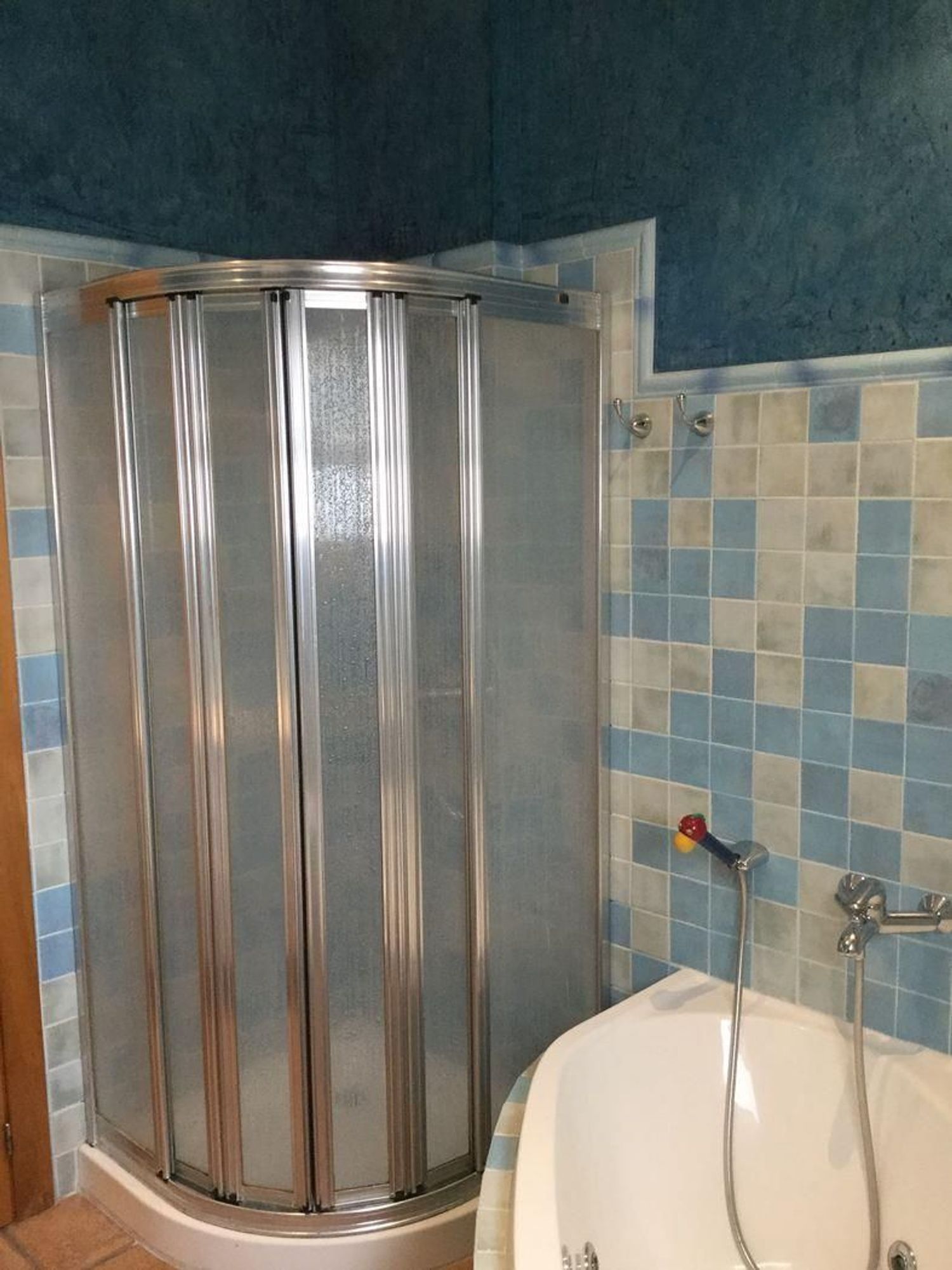 Oportunidad única: vivienda y local comercial en venta en Benissa con amplio parking
