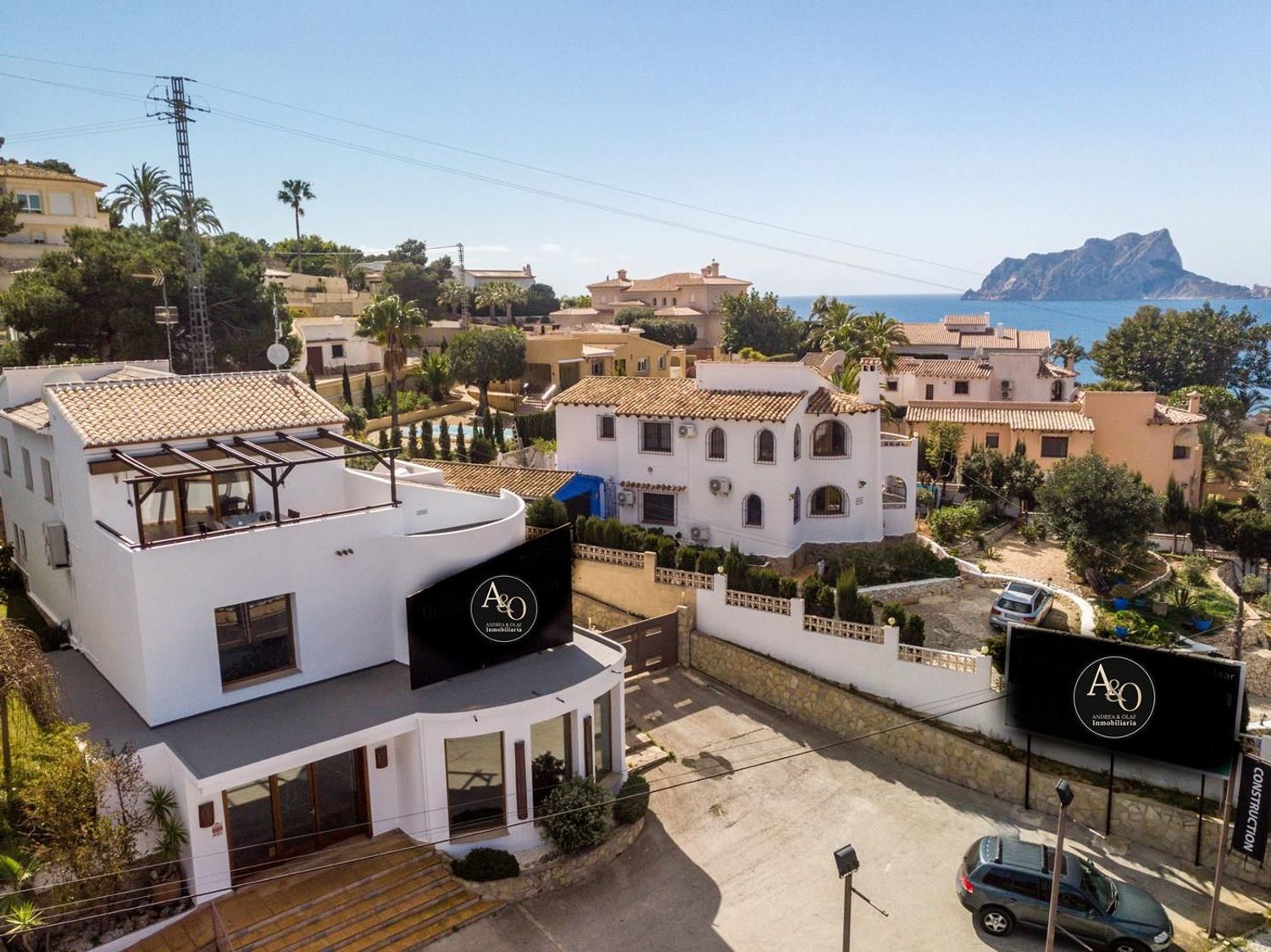 Oportunidad única: vivienda y local comercial en venta en Benissa con amplio parking