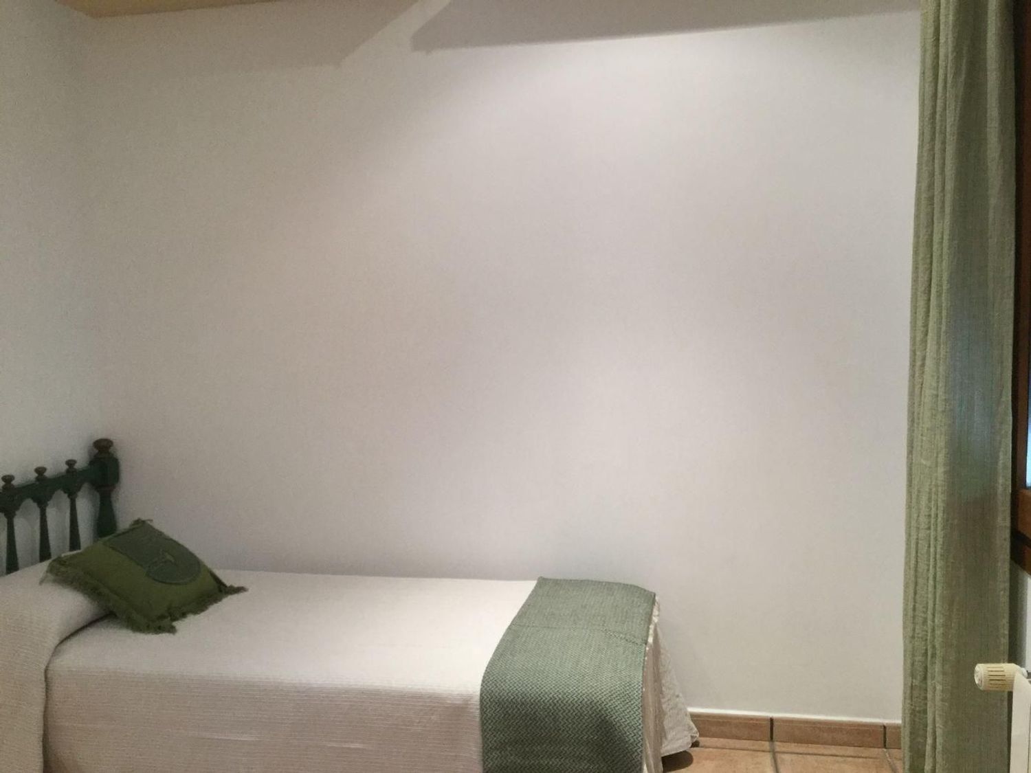 Oportunidad única: vivienda y local comercial en venta en Benissa con amplio parking