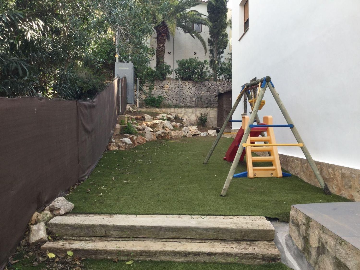 Oportunidad única: vivienda y local comercial en venta en Benissa con amplio parking