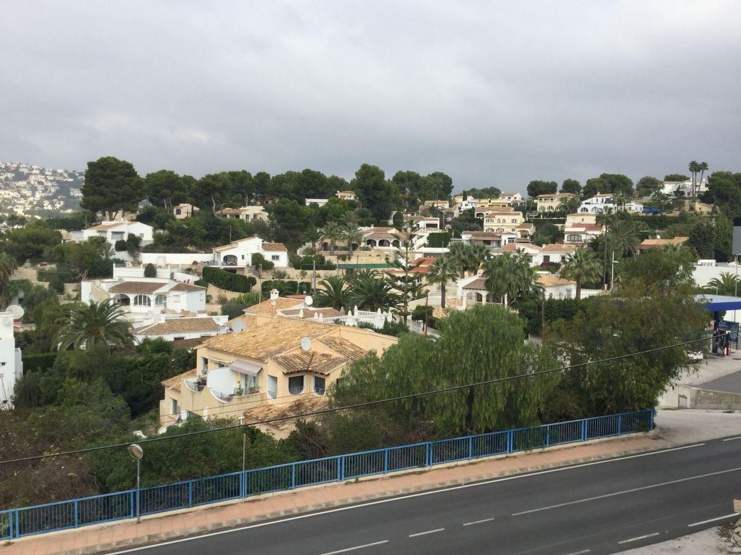 Oportunidad única: vivienda y local comercial en venta en Benissa con amplio parking