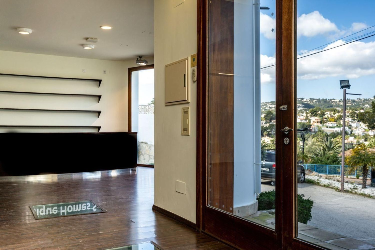 Oportunidad única: vivienda y local comercial en venta en Benissa con amplio parking