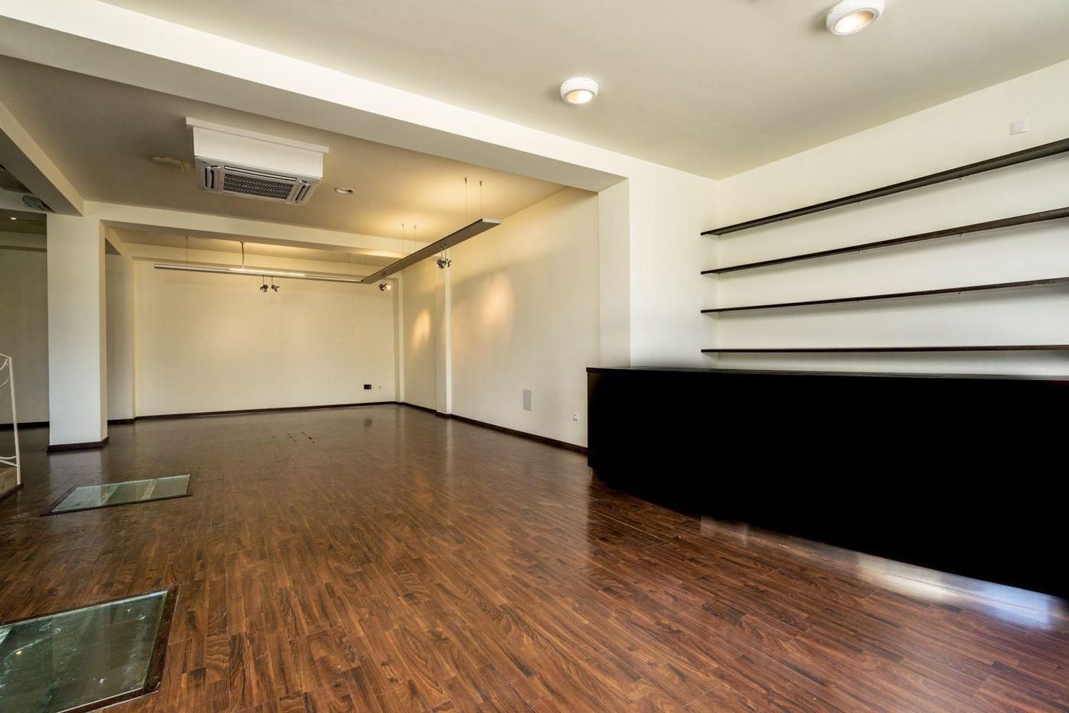 Oportunidad única: vivienda y local comercial en venta en Benissa con amplio parking