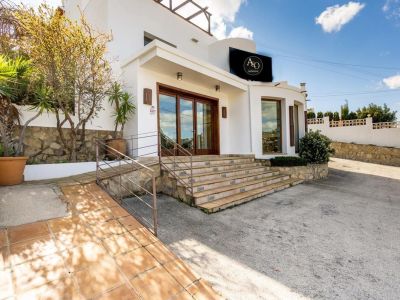 Oportunidad única: vivienda y local comercial en venta en Benissa con amplio parking