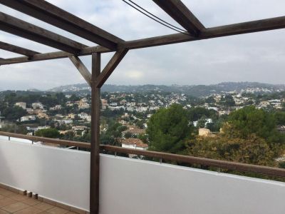 Oportunidad única: vivienda y local comercial en venta en Benissa con amplio parking